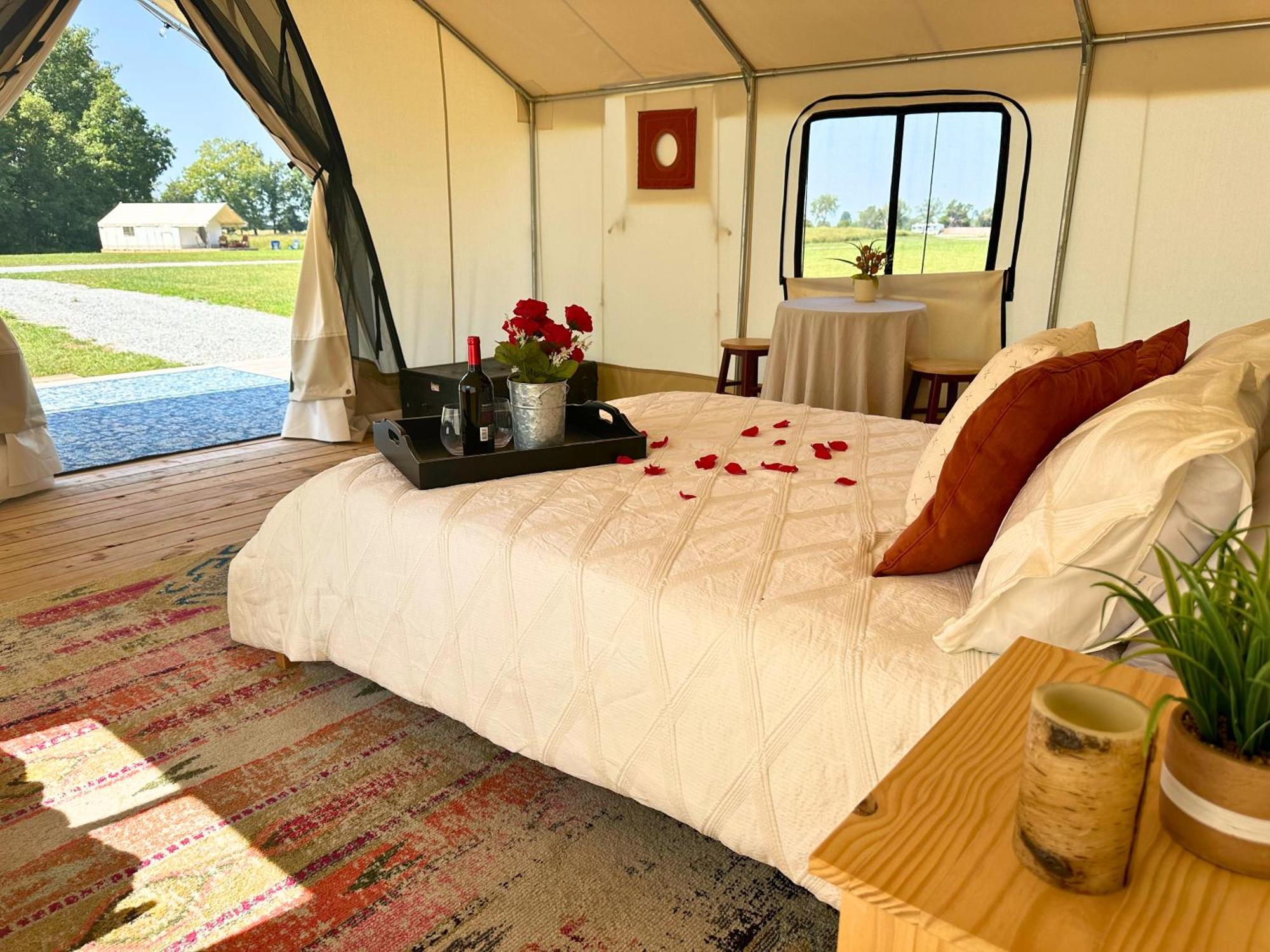 Roaring River Luxury Glamping #1 Luxuszelt Cassville